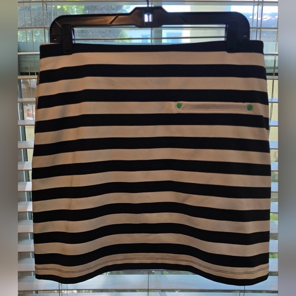Anikka‎ - 🏓 Sporty Black and White Striped Skirt with Green Zip - Picture 3 of 9